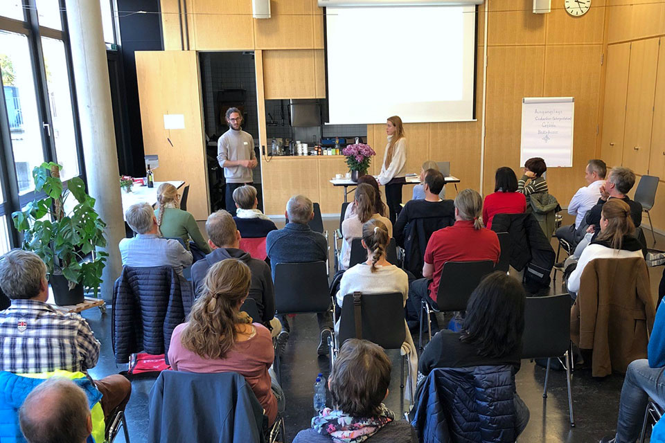 Dominik und Helen halten einen Workshop über Gewaltfreie Kommunikation für die Kinderfachstelle Zentralschweiz.