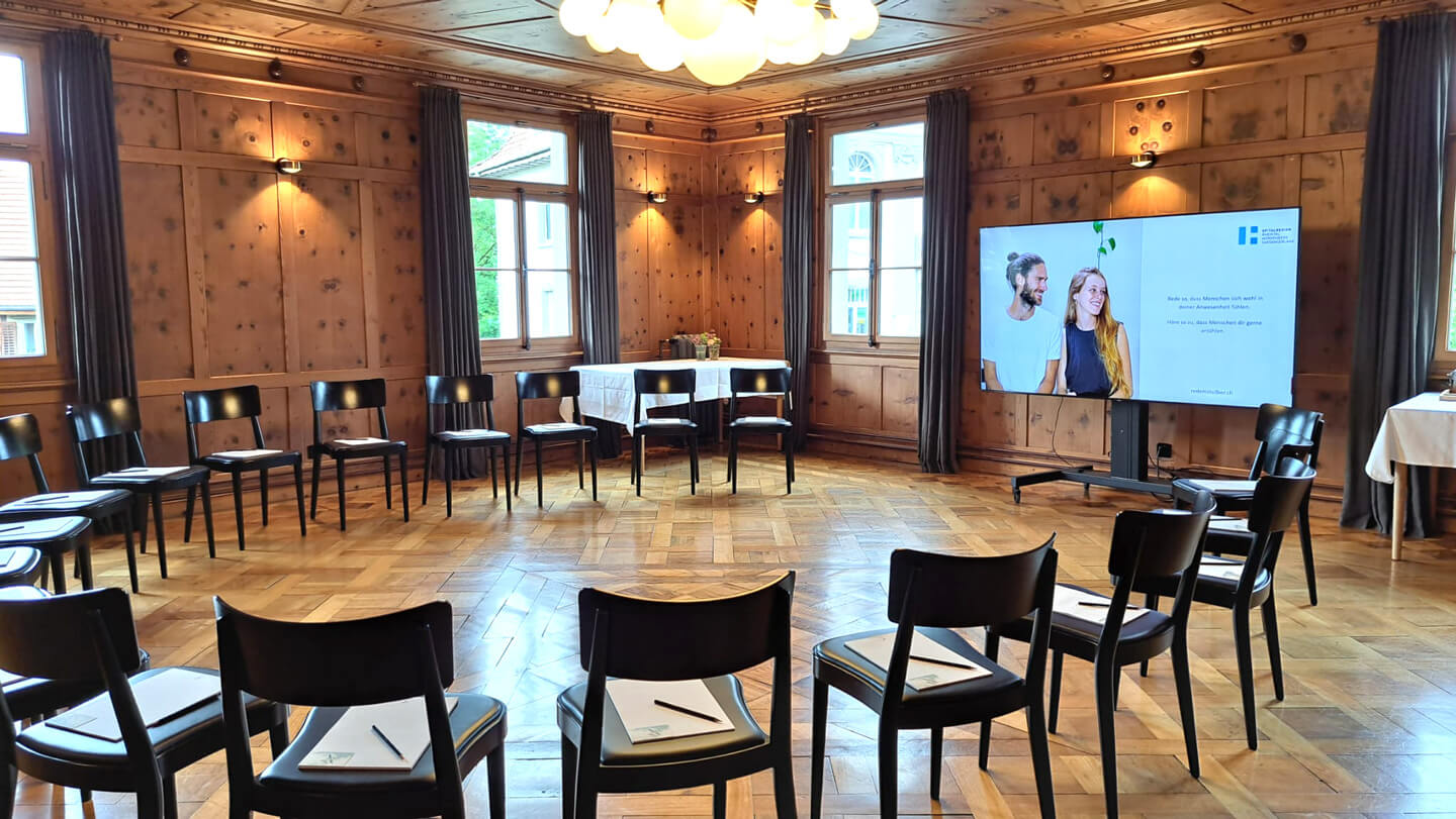 Gewaltfreie-Kommunikation-Seminar-4 Leerer Hotel-Raum, gestuhlt für Seminar.