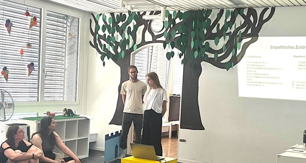 Helen und Dominik von redenistsilber unterrichten in einer Kita.