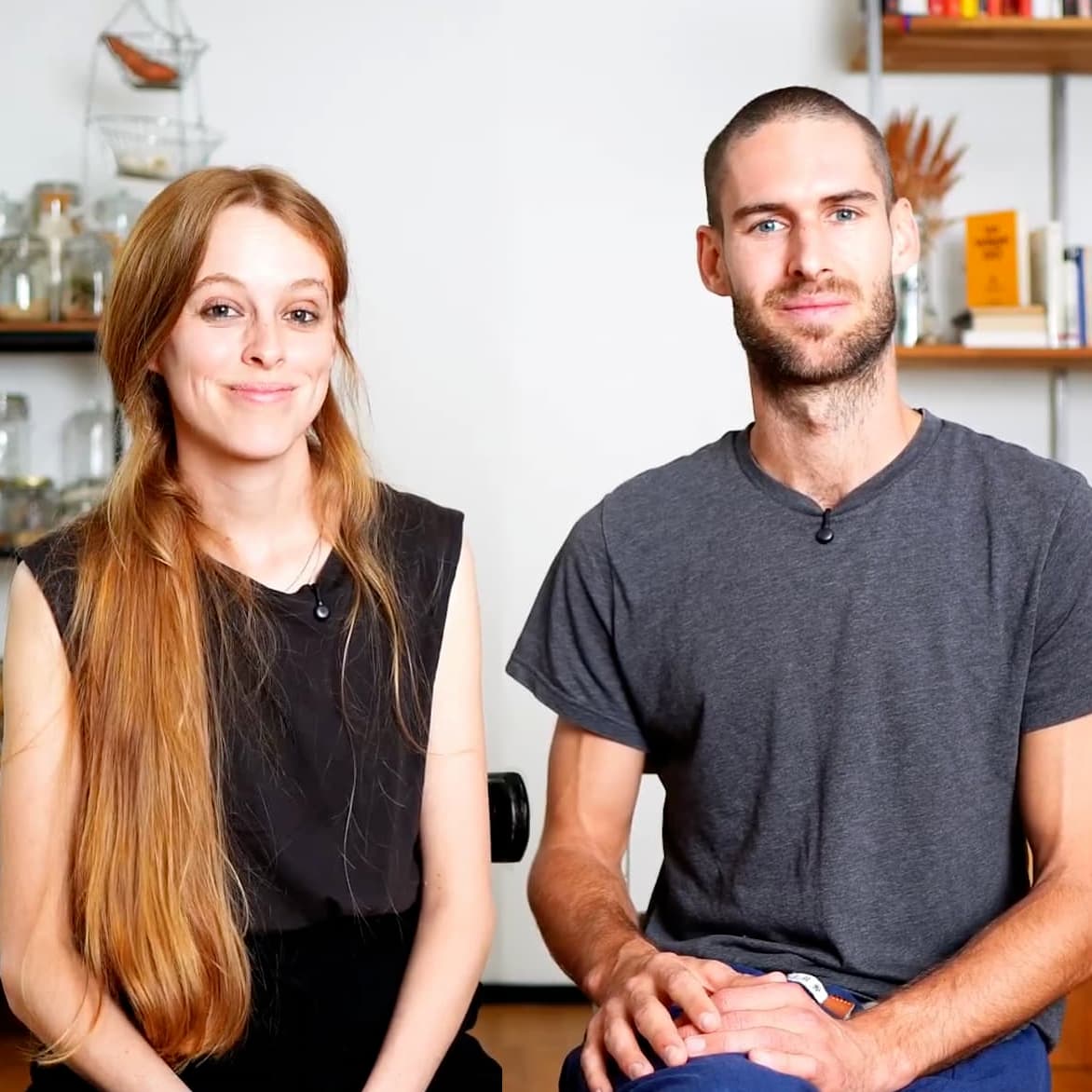 Helen Galliker und Dominik Pfyffer sitzen lachend nebeneinander.